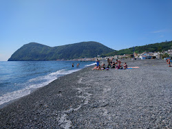 Photo de Coral Beach, Canneto protégé par des falaises