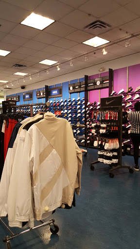 Shoe Store «Foot Locker», reviews and photos, 20505 S Dixie Hwy, Cutler Bay, FL 33189, USA