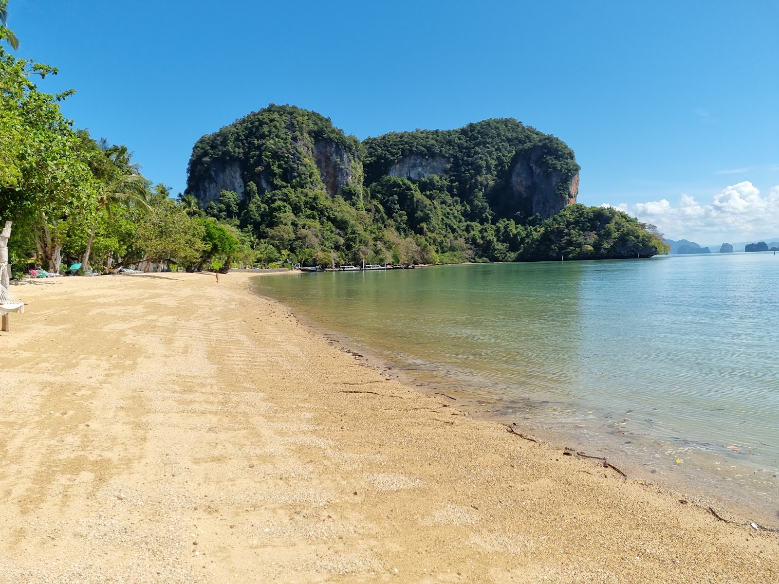 Foto de Praia de Koh Yao com areia brilhante superfície