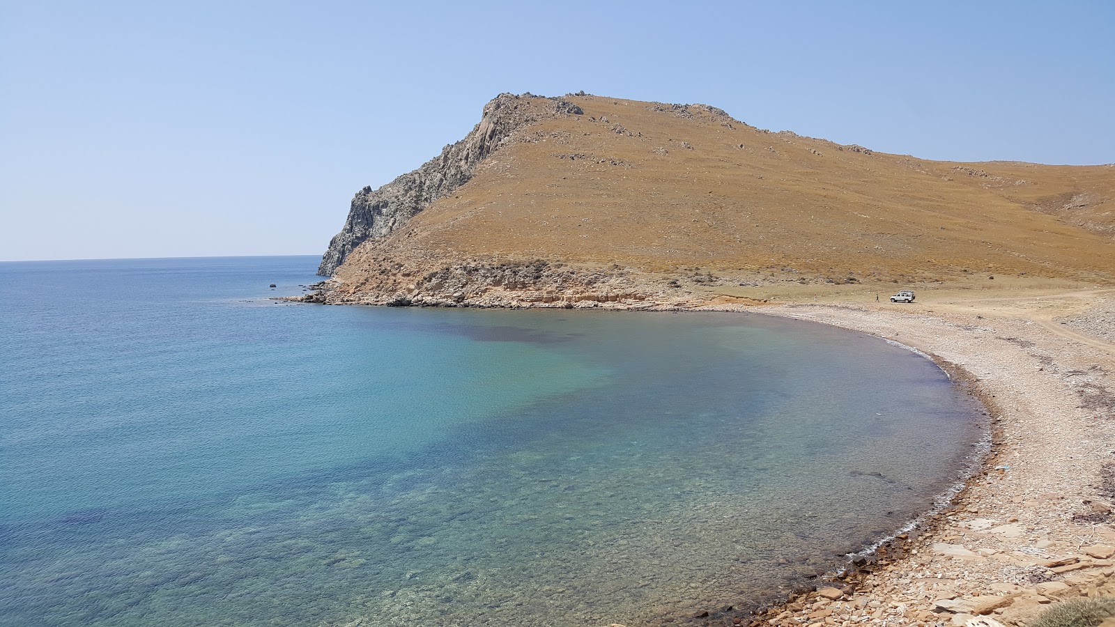 Foto van Mourtzeflos beach met blauw puur water oppervlakte
