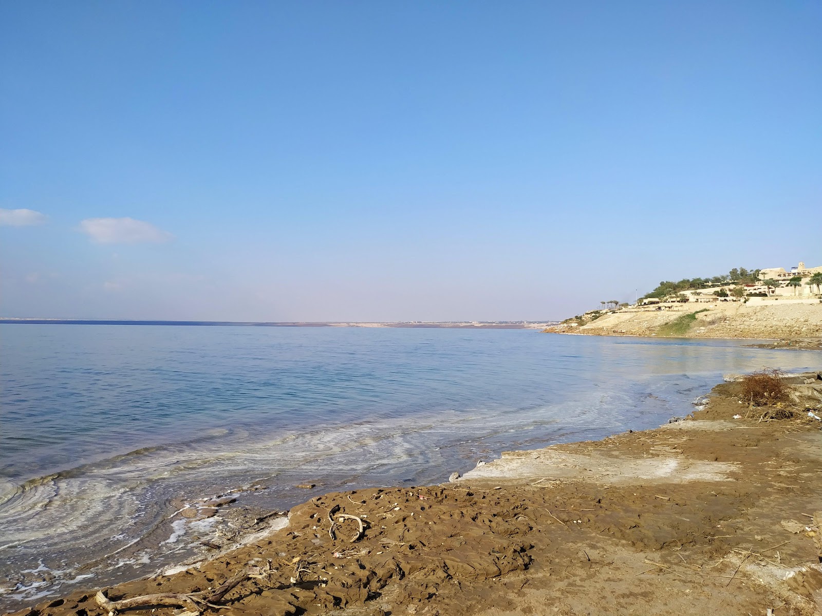 Fotografija Dead Sea Beach z turkizna čista voda površino