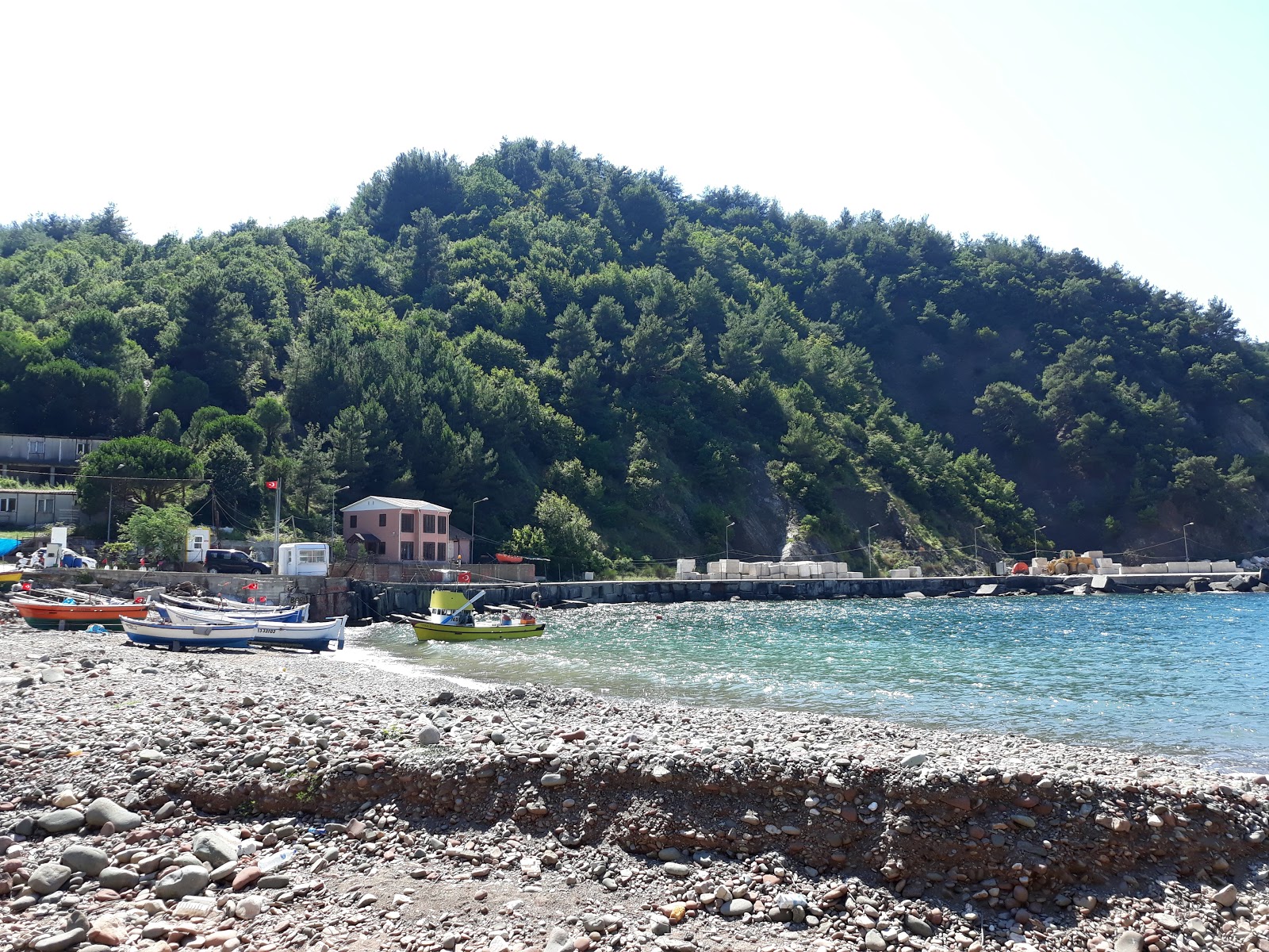 Akkonak Koyu Plaji'in fotoğrafı dağlarla çevrili