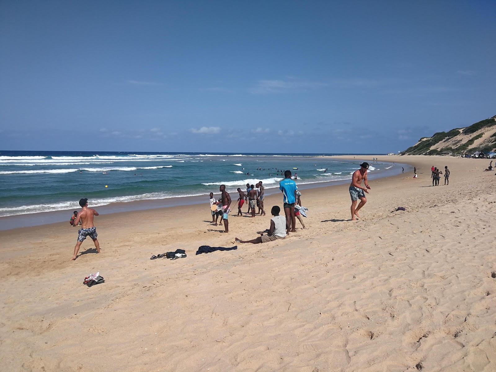 Valokuva Praia de Jangamoista. ympäröity vuorilla