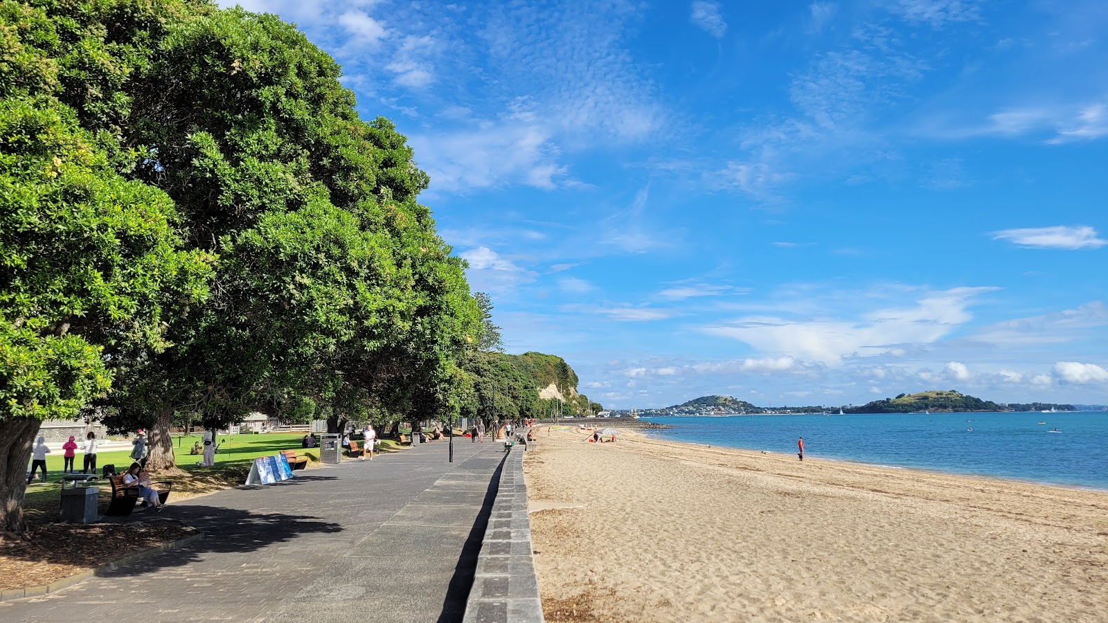 Foto av Mission Bay Beach med turkos rent vatten yta