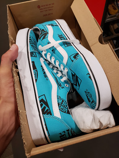 Shoe Store «DSW Designer Shoe Warehouse», reviews and photos, 1819 E Jericho Turnpike, Huntington, NY 11743, USA