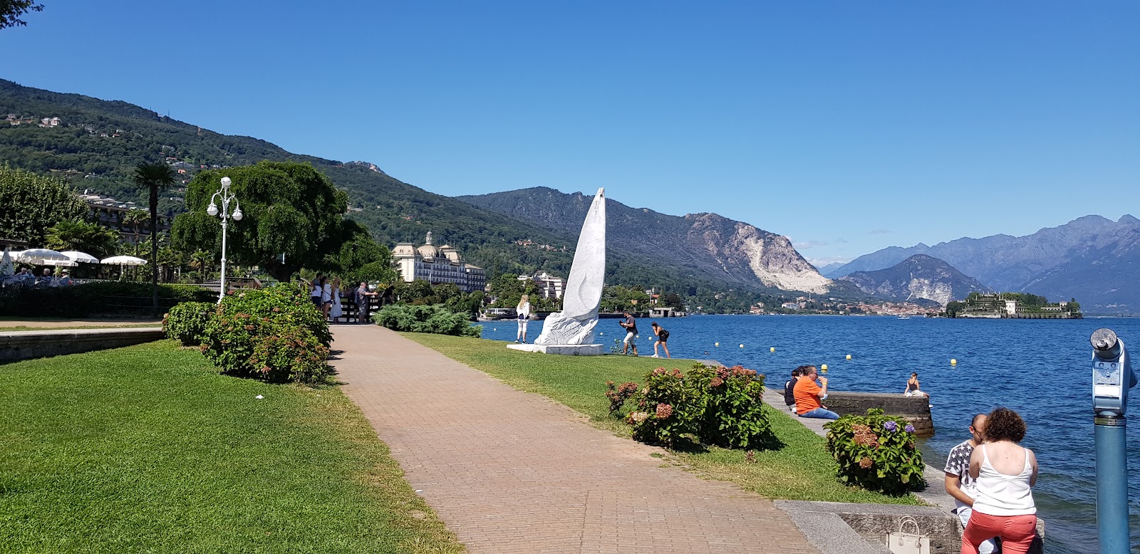 Photo of Spiaggia di Stresa backed by cliffs
