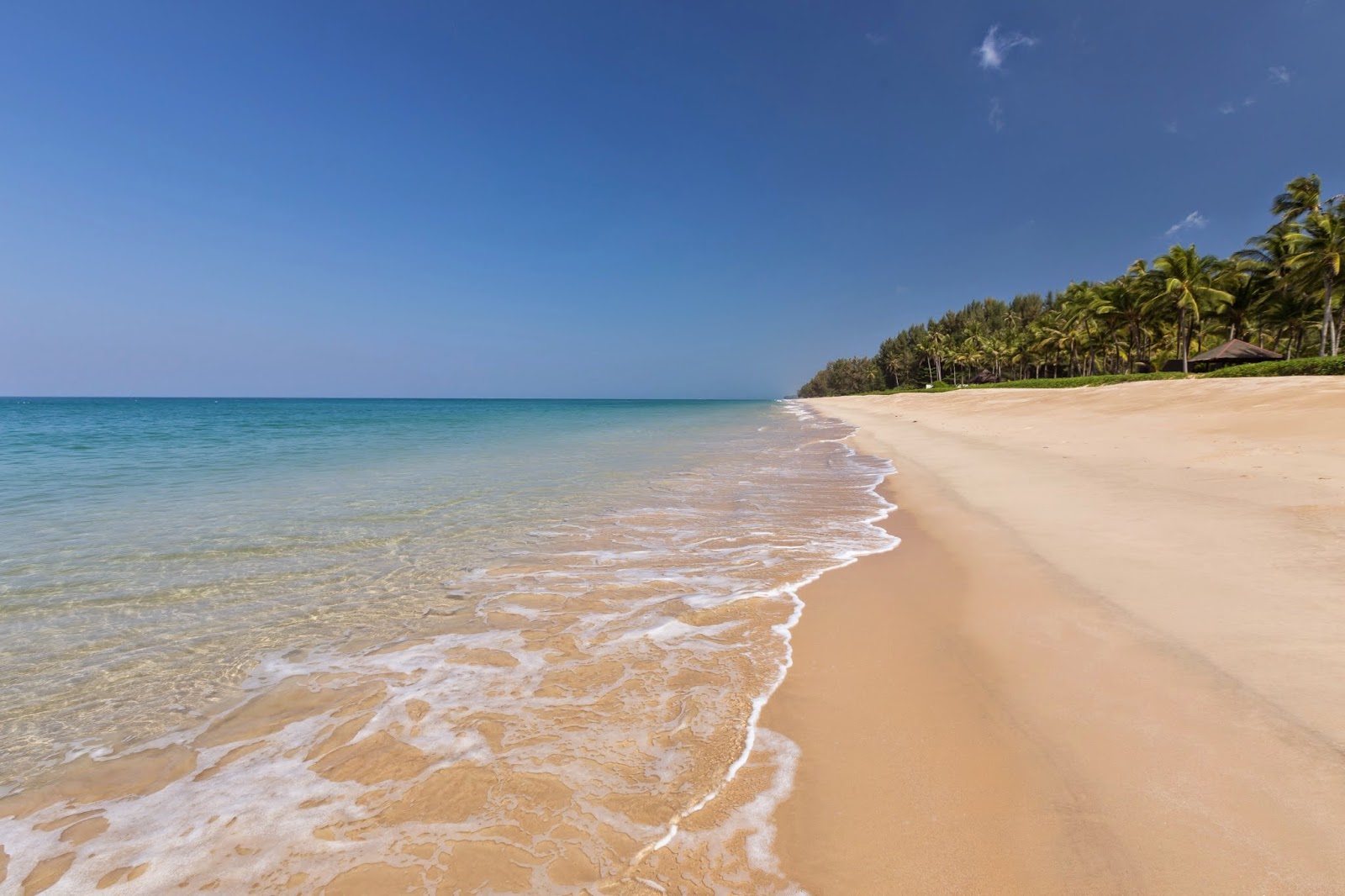 Foto von Natai Beach mit feiner beiger sand Oberfläche
