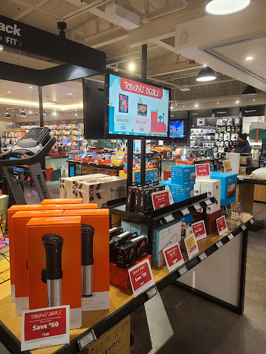 Book Store «Amazon Books», reviews and photos, 3441 N Southport Ave, Chicago, IL 60657, USA