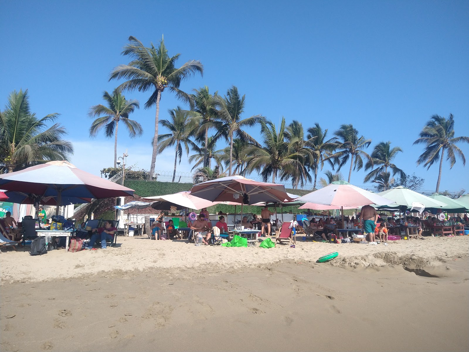 Playa Las Brisas'in fotoğrafı - rahatlamayı sevenler arasında popüler bir yer