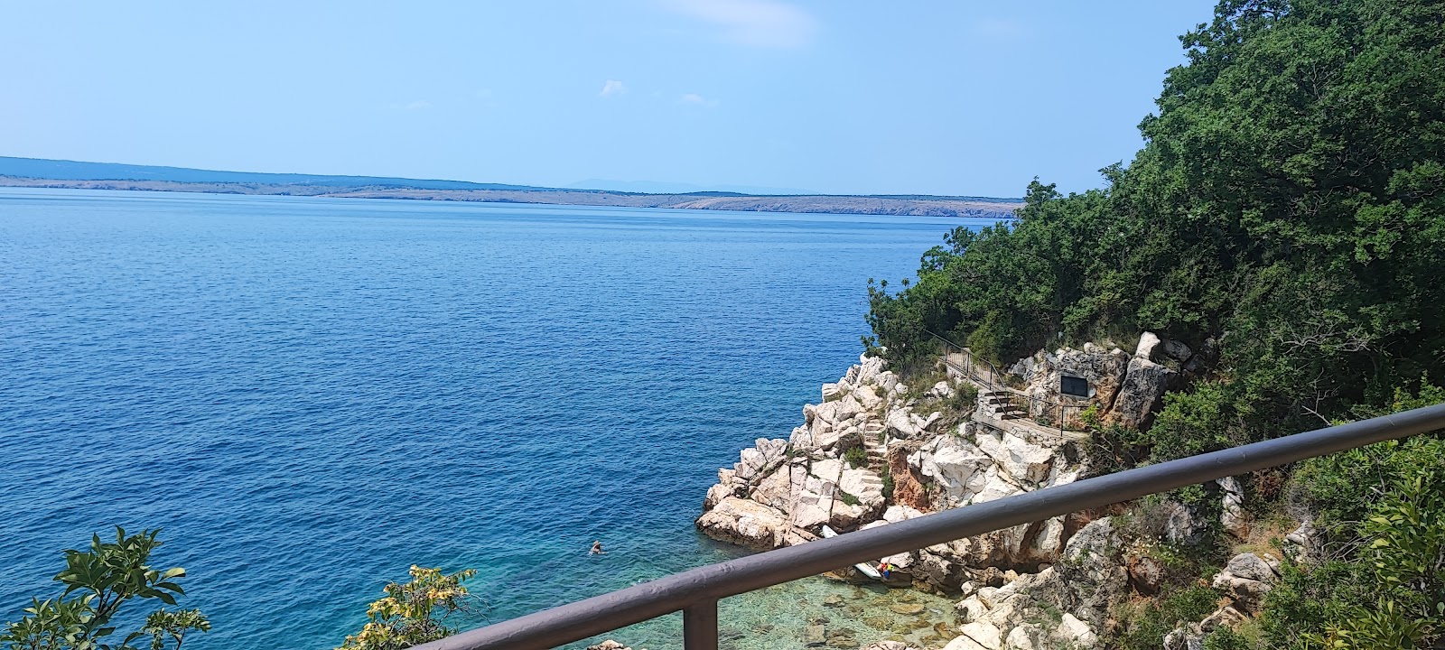 Kacjak FKK Beach'in fotoğrafı dağlarla çevrili