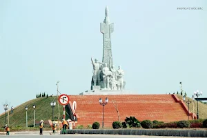 Tượng đài anh hùng Đông Triều image