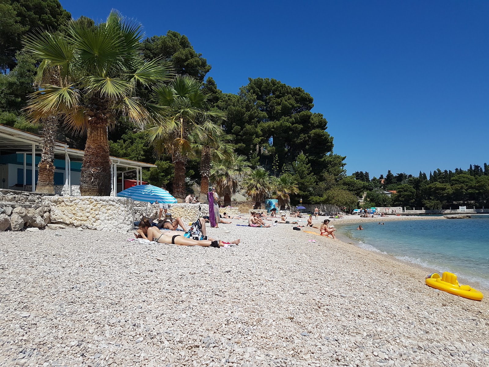 Fotografie cu Obojena beach cu nivelul de curățenie înalt