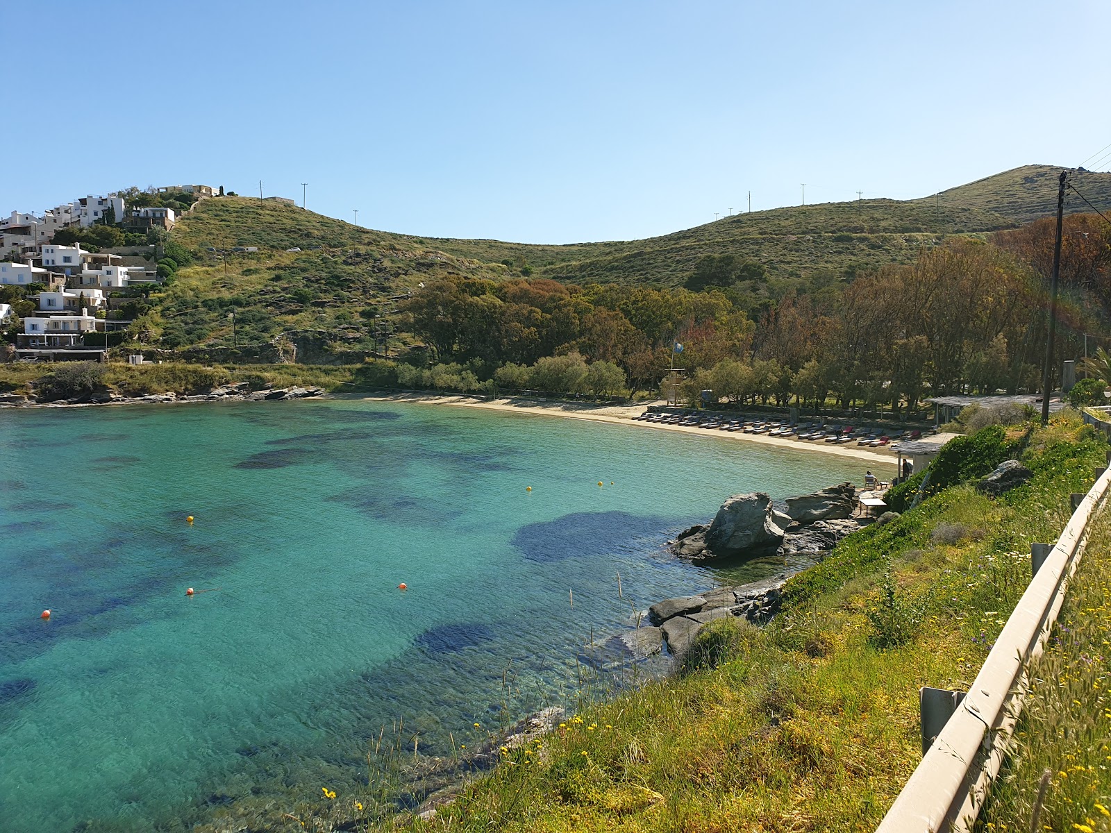 Gialiskari beach'in fotoğrafı küçük koy ile birlikte