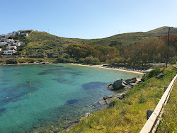 Gialiskari beach'in fotoğrafı küçük koy ile birlikte