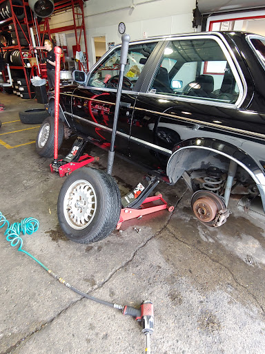 Tire Shop «Discount Tire Store - Kirkland, WA», reviews and photos, 12410 NE 124th St, Kirkland, WA 98034, USA