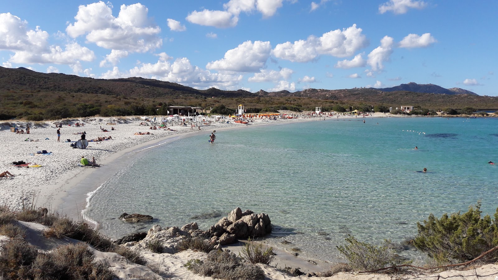 Foto di Spiaggia di Portisco con una superficie del sabbia beige