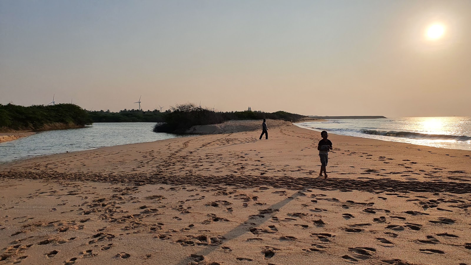 Chettikulam Beach的照片 带有碧绿色水表面