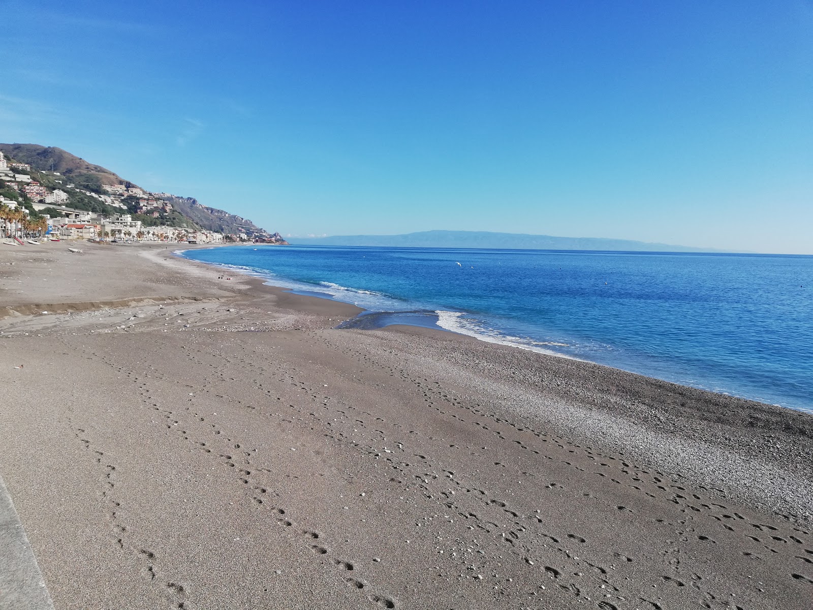 Foto van Spiaggia di Mazzeo en de nederzetting