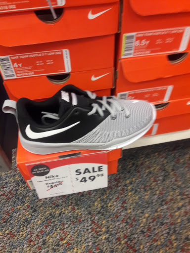 Shoe Store «Shoe Carnival», reviews and photos, 7201 Shoppes Dr, Melbourne, FL 32940, USA