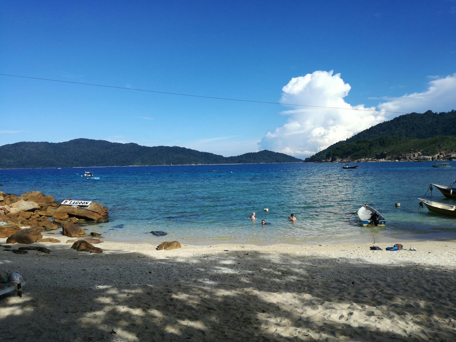 Fotografie cu D'Lagoon Beach cu o suprafață de apa pură turcoaz