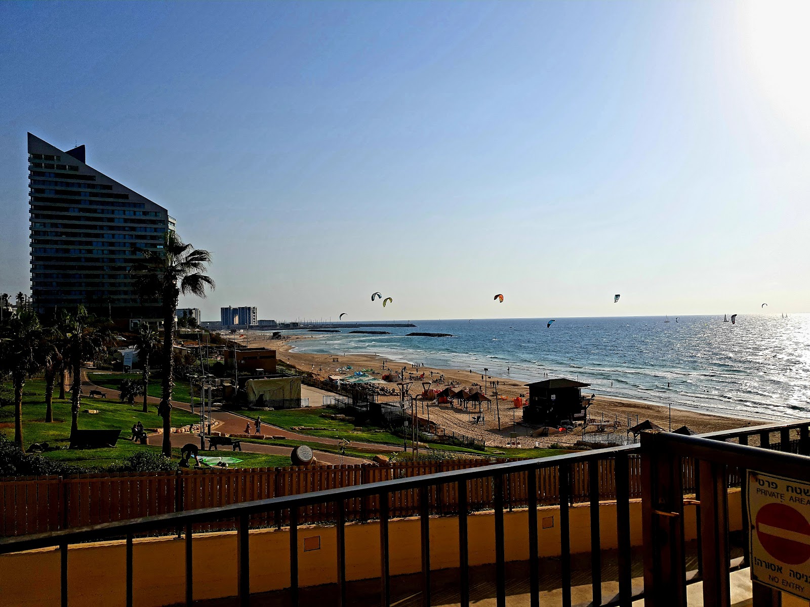 Foto van Herzliya beach met hoog niveau van netheid