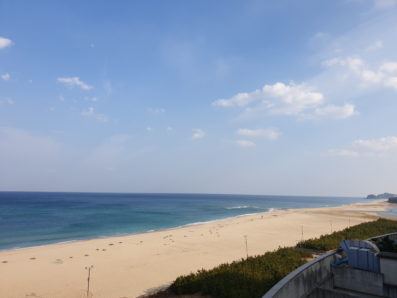 Fotografie cu Naksan Beach - locul popular printre cunoscătorii de relaxare