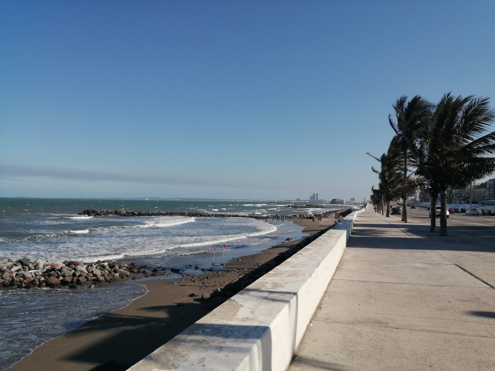 Foto de Playa Los Delfines com alto nível de limpeza