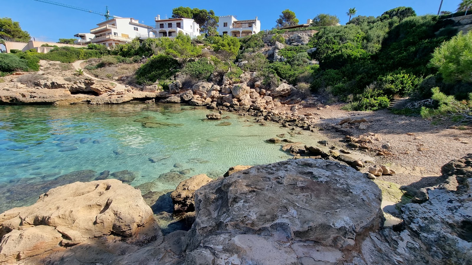 Platja Calo de ses Lleonardes'in fotoğrafı taşlar yüzey ile