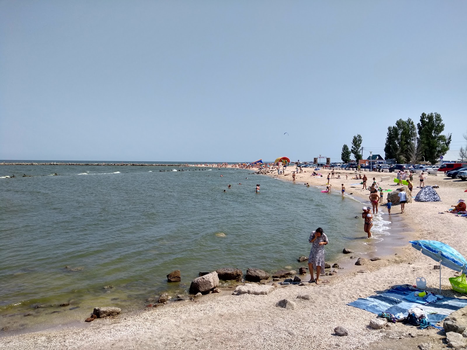 Φωτογραφία του Plyazh Yeyskaya kosa με φωτεινή άμμος επιφάνεια