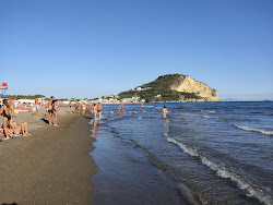 Photo de Bacoli beach avec plusieurs baies longues
