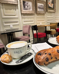 Croissant du Restaurant servant le petit-déjeuner PAUL à Paris - n°1