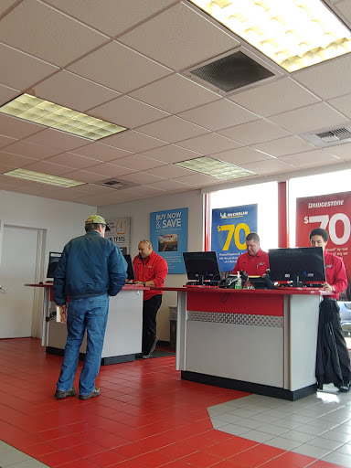 Tire Shop «Discount Tire Store - Burien, WA», reviews and photos, 14328 1st Avenue South, Burien, WA 98168, USA