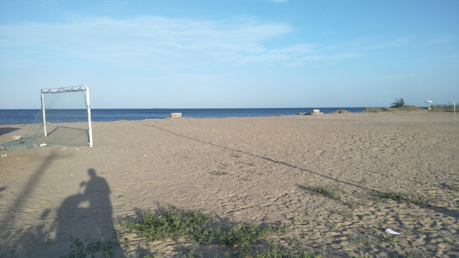 Φωτογραφία του Tharuvaikulam Beach με μακρά ευθεία ακτή