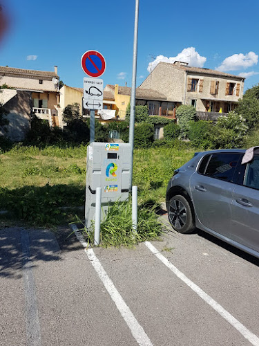 Borne de recharge de véhicules électriques RÉVÉO Charging Station Montbazin