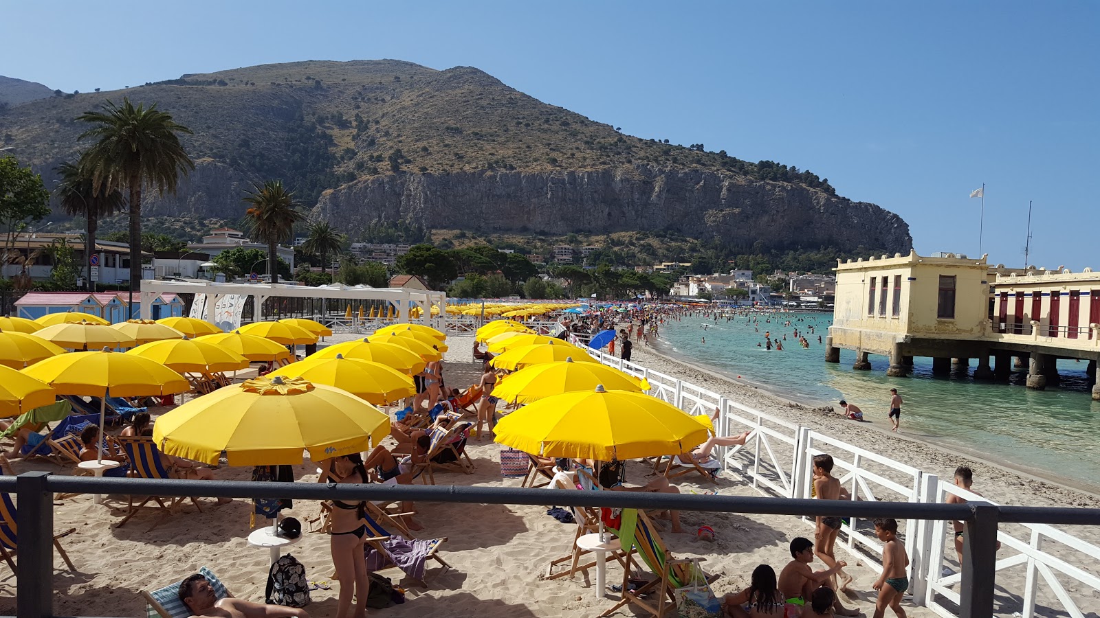 Foto van Mondello Strand met hoog niveau van netheid