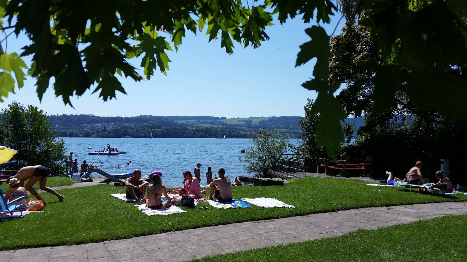 Foto di Strandbad Landeli con una superficie del erba