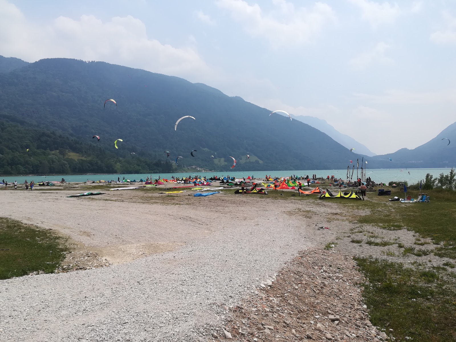 Foto di Spiaggia di Poiatte sorretto da scogliere