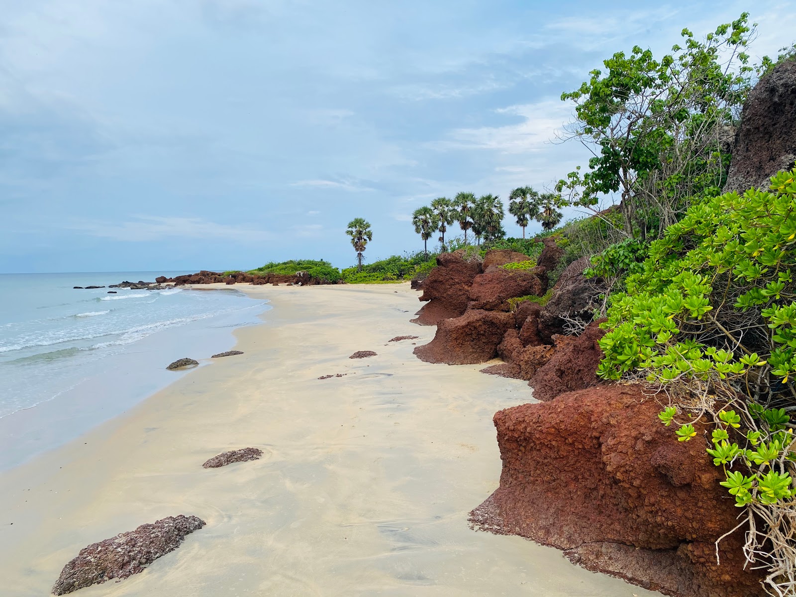 Φωτογραφία του Old chemmalai beach με φωτεινή άμμος επιφάνεια
