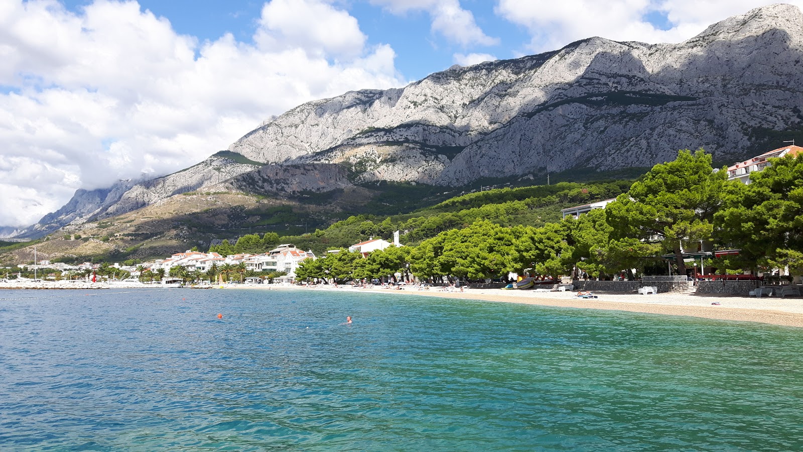 Kraj beach的照片 带有小米色卵石表面