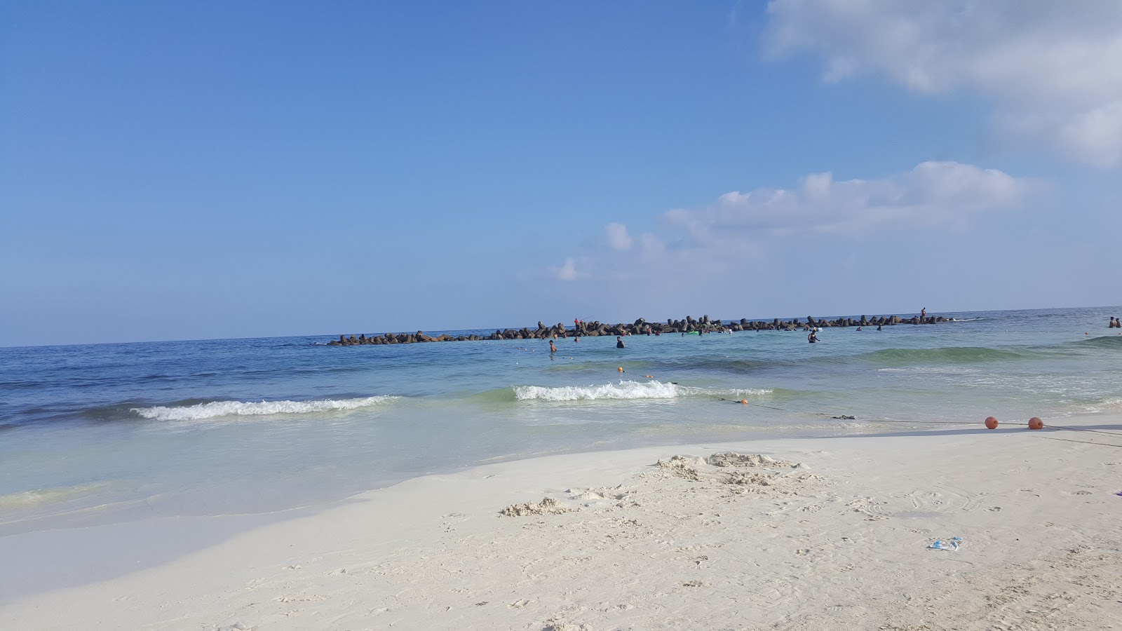 Foto de Al Bahri Public Beach y el asentamiento