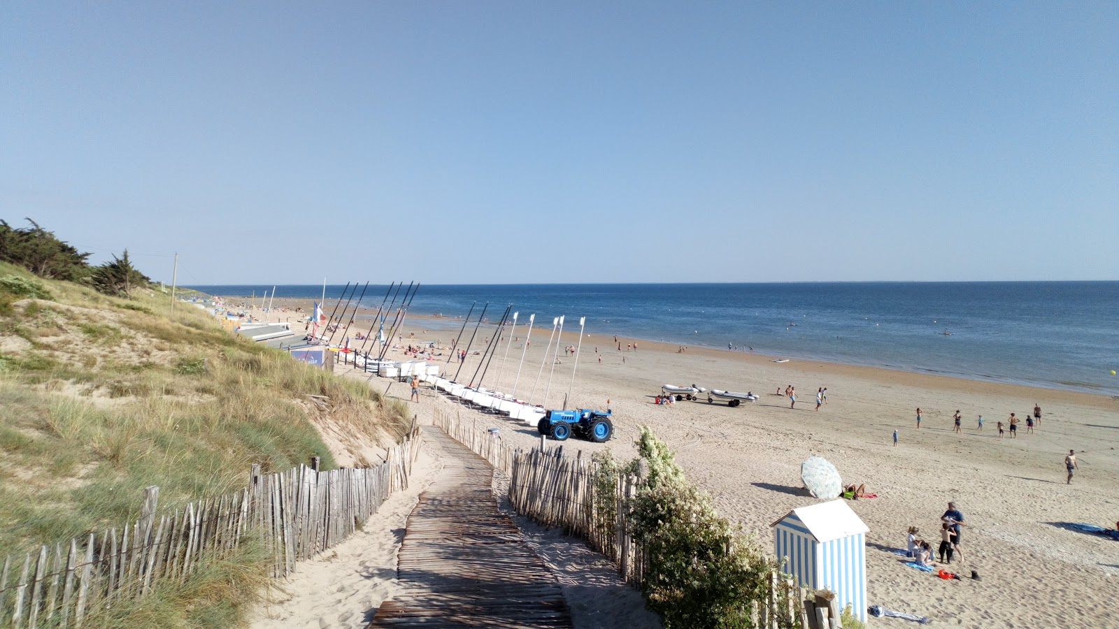 Photo de Peu Ragot beach avec rivage droit, long