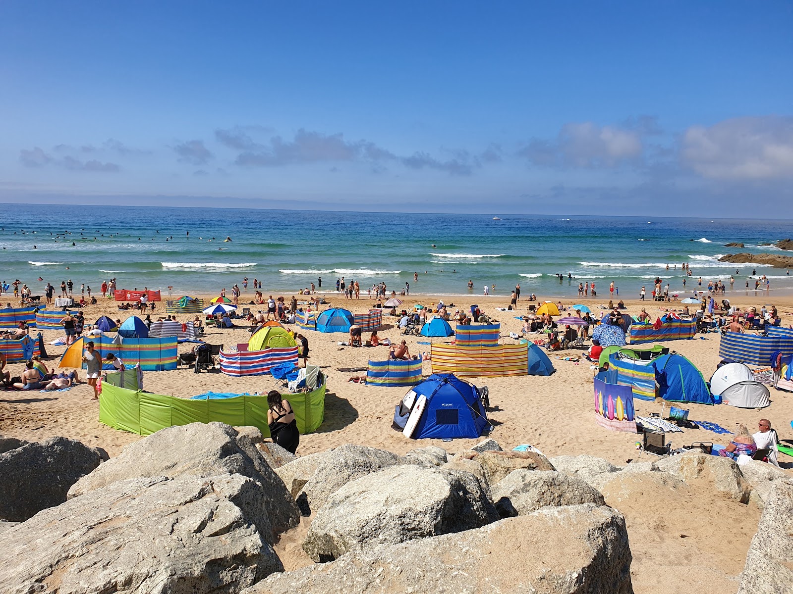 Foto de Fistral beach con arena brillante superficie