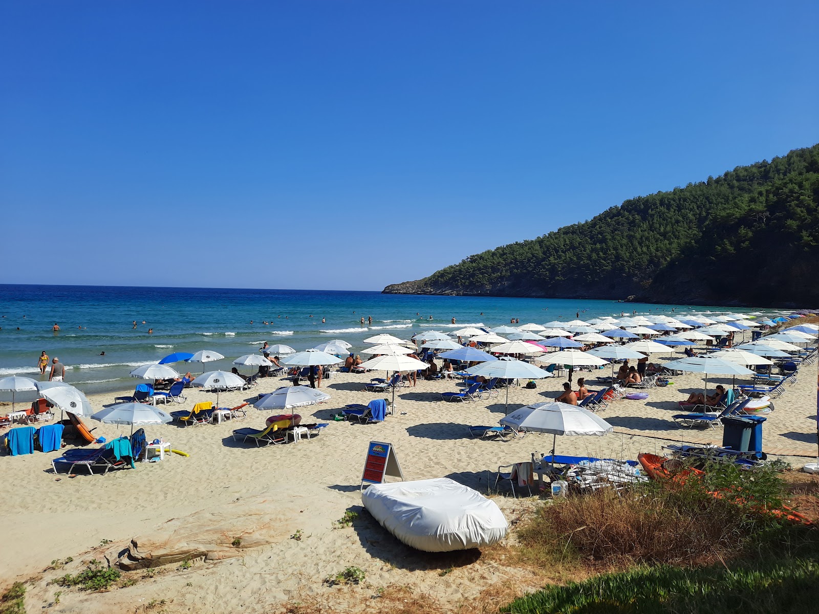 Zdjęcie Paradise beach z powierzchnią biały drobny piasek