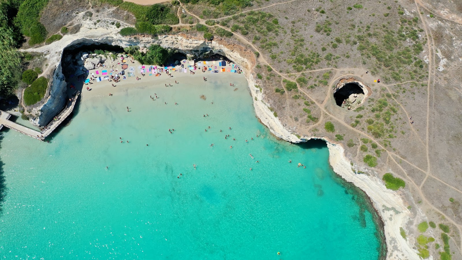 Foto von Spiaggia di Mulino D'Acqua mit reines blaues Oberfläche