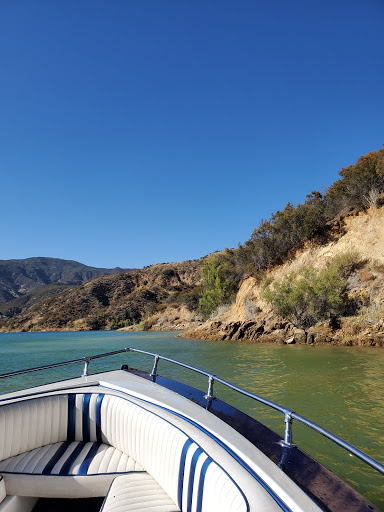 Houseboat rental service Simi Valley