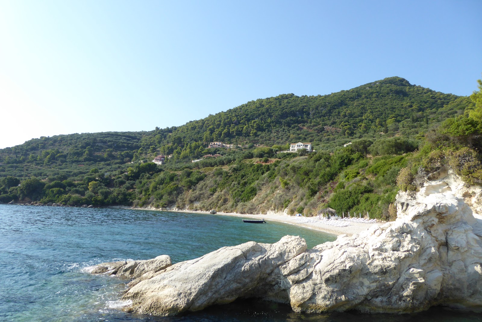 Foto von Marathias Beach und die siedlung