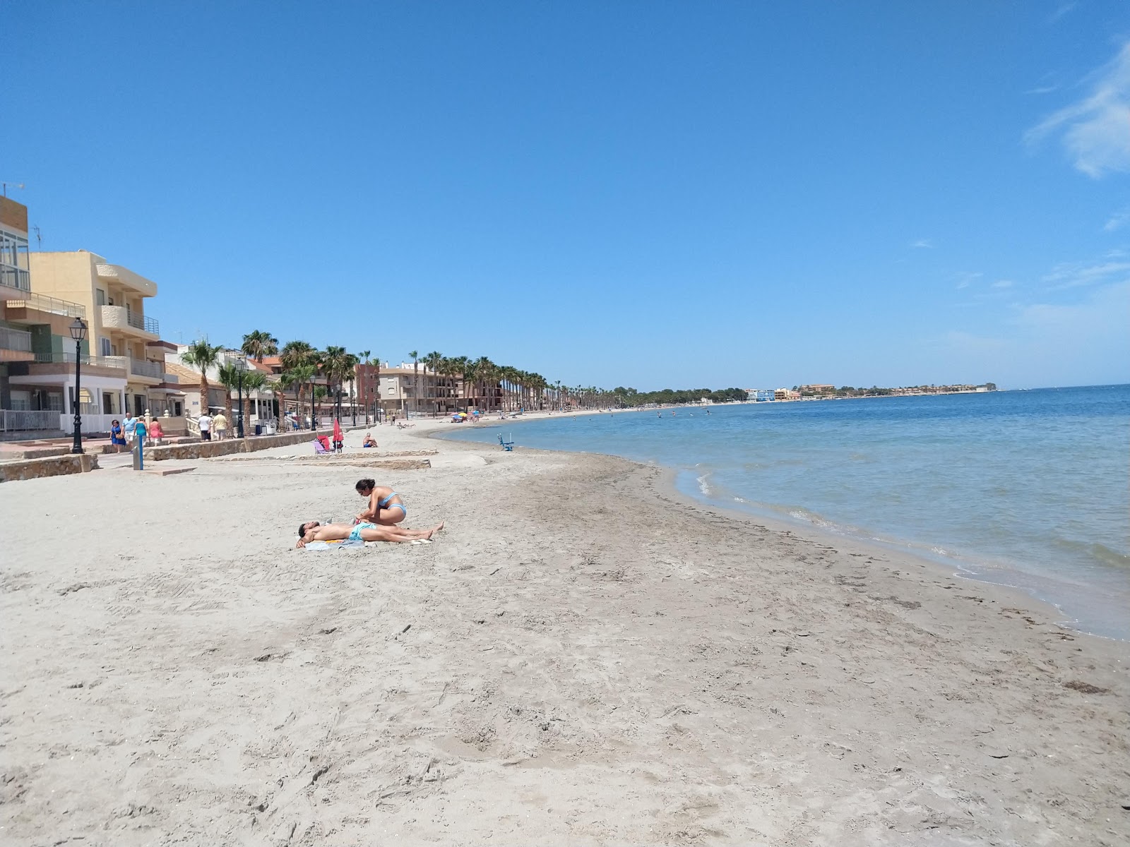 Playa de Los Narejos的照片 带有蓝色的水表面