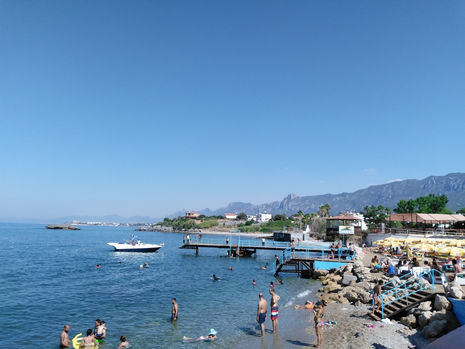 Foto av Denizkizi beach II omgiven av klippor