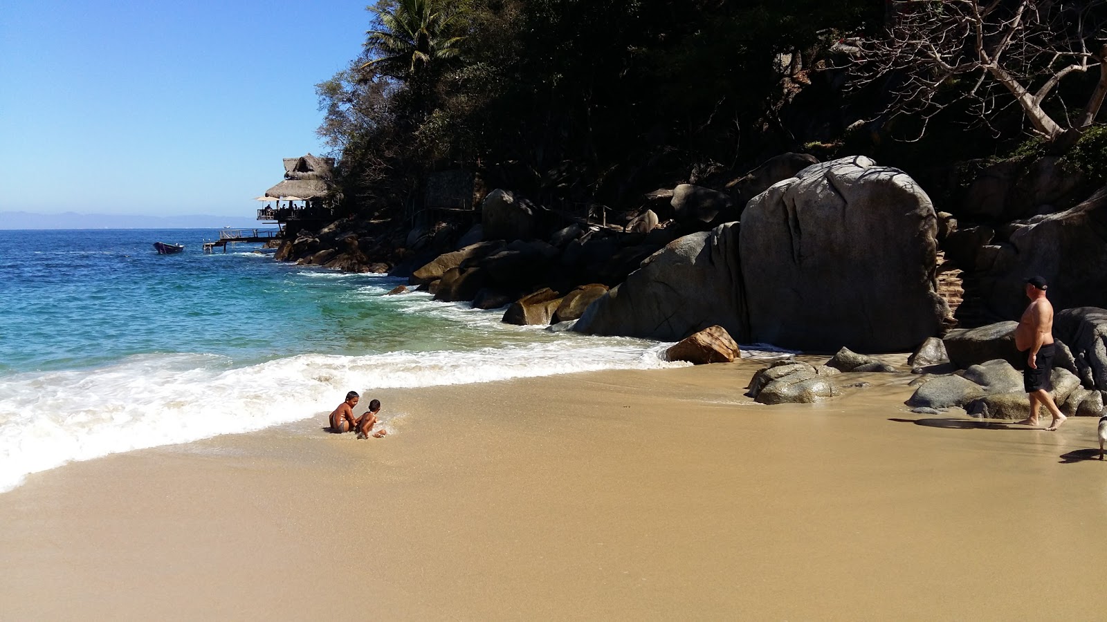 Foto av Colomitos beach och dess vackra landskap