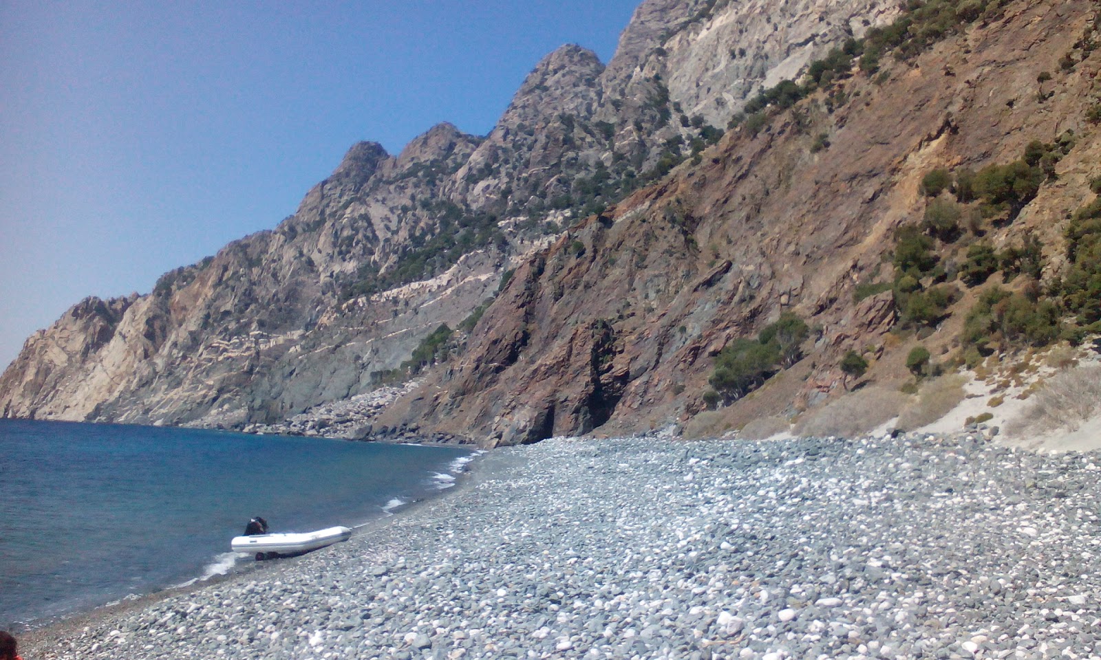 Fotografie cu Glass beach cu o suprafață de pietricel ușor